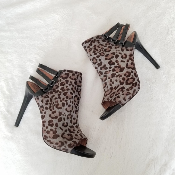 Vince Camuto Shoes - Vince Camuto leopard Print heels